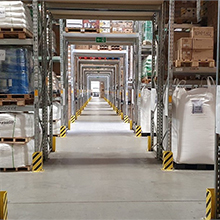 Centos Lager von innen mit vielen Kartons in Regalen