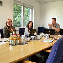 Centos Mitarbeiter bei einem Meeting im Konferenzraum