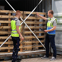 Centos Lagerhalle mit vielen Kartons