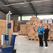 Centos Mitarbeiter packt Paket