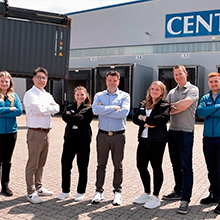 Centos Mitarbeiter vor Centos Lagerhalle